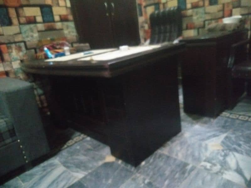 office Executive chairs and table for sale condition new 1