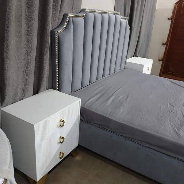 king size bed with 2 sidetables drassing Mirror 1