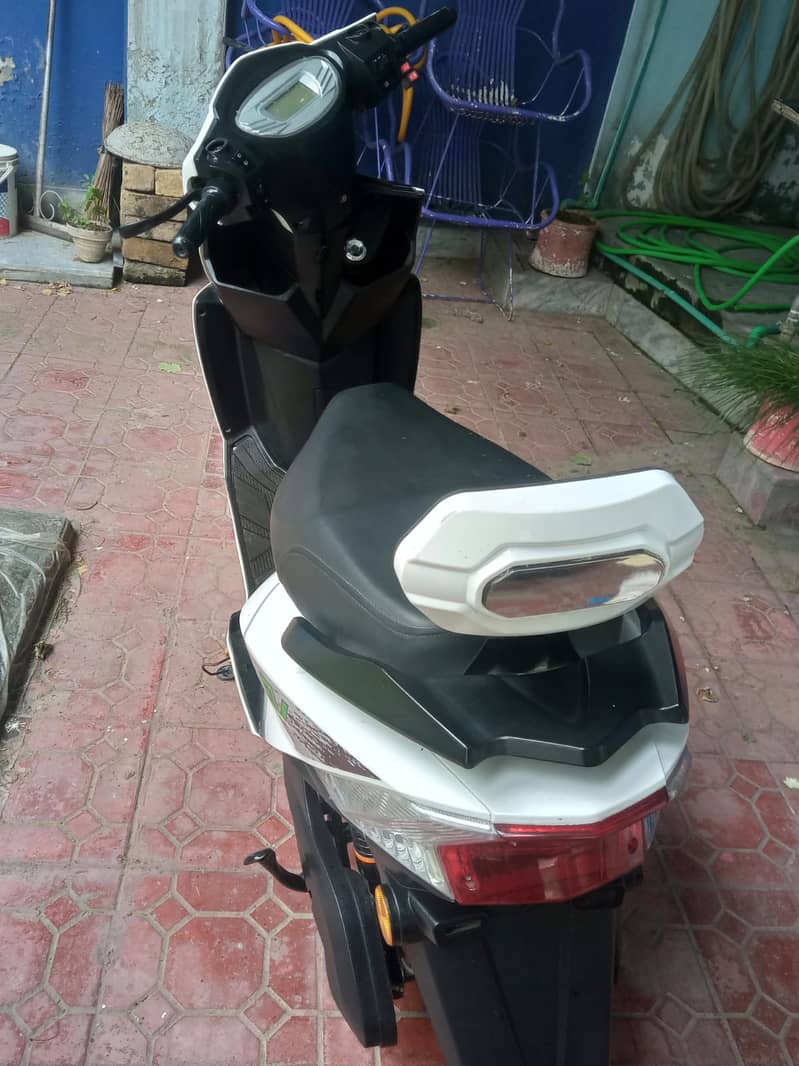 Urgent sale ev electric scooter 3