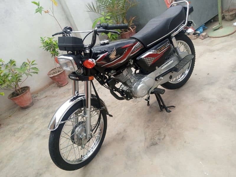 Sale  125 2023 new condition 4700 km used 1