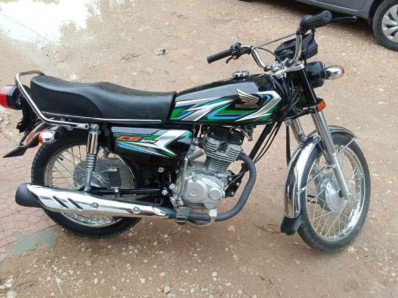 Sale  125 2023 new condition 4700 km used 3