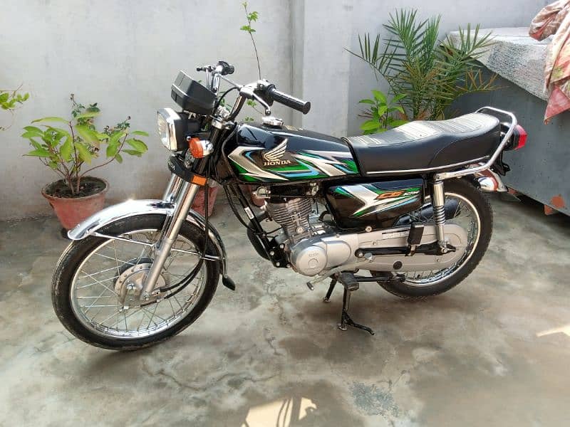 Sale  125 2023 new condition 4700 km used 4