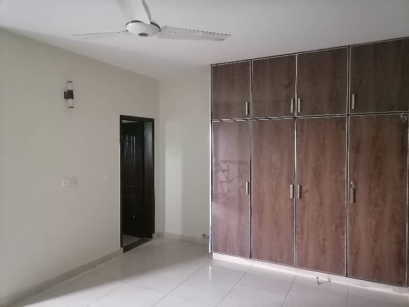 10 Marla Spacious Flat Is Available In Askari 10 For sale 3