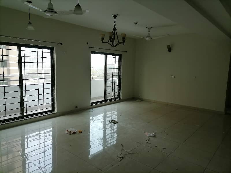 10 Marla Spacious Flat Is Available In Askari 10 For sale 4