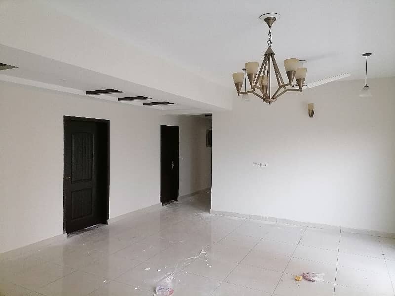 10 Marla Spacious Flat Is Available In Askari 10 For sale 7