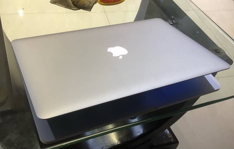 MacBook Pro 15 inch ratina Disply 5
