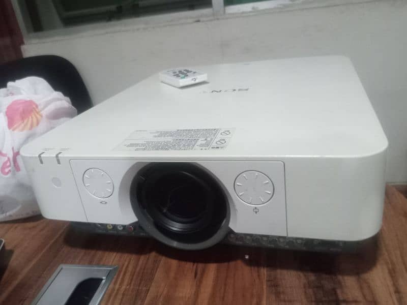 VGA and HDMI Projectors available for sale 8