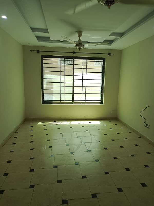I 8/3 Near To Kachnar Park Separate Gate Ground Portion 3 Bed 3