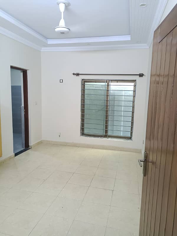 I 8/3 Near To Kachnar Park Separate Gate Ground Portion 3 Bed 6