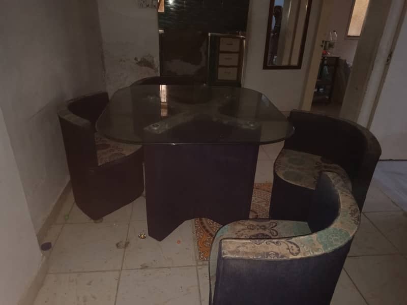 Round Dinning Table with Four Chairs 2
