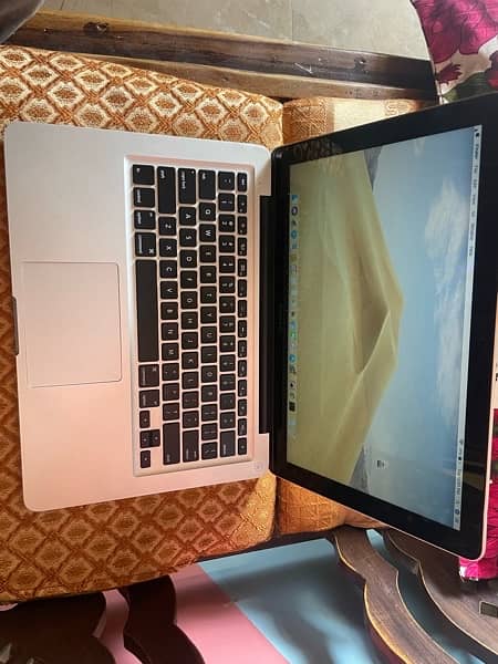 Macbook pro 2011 ( Apple Laptop ) 2