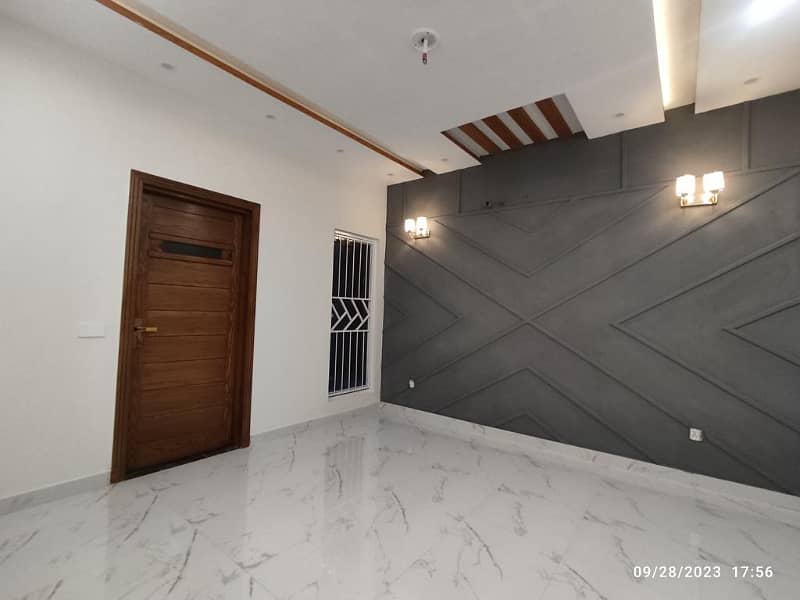 10 Marla Luxury House For SALE In OPF Society 6