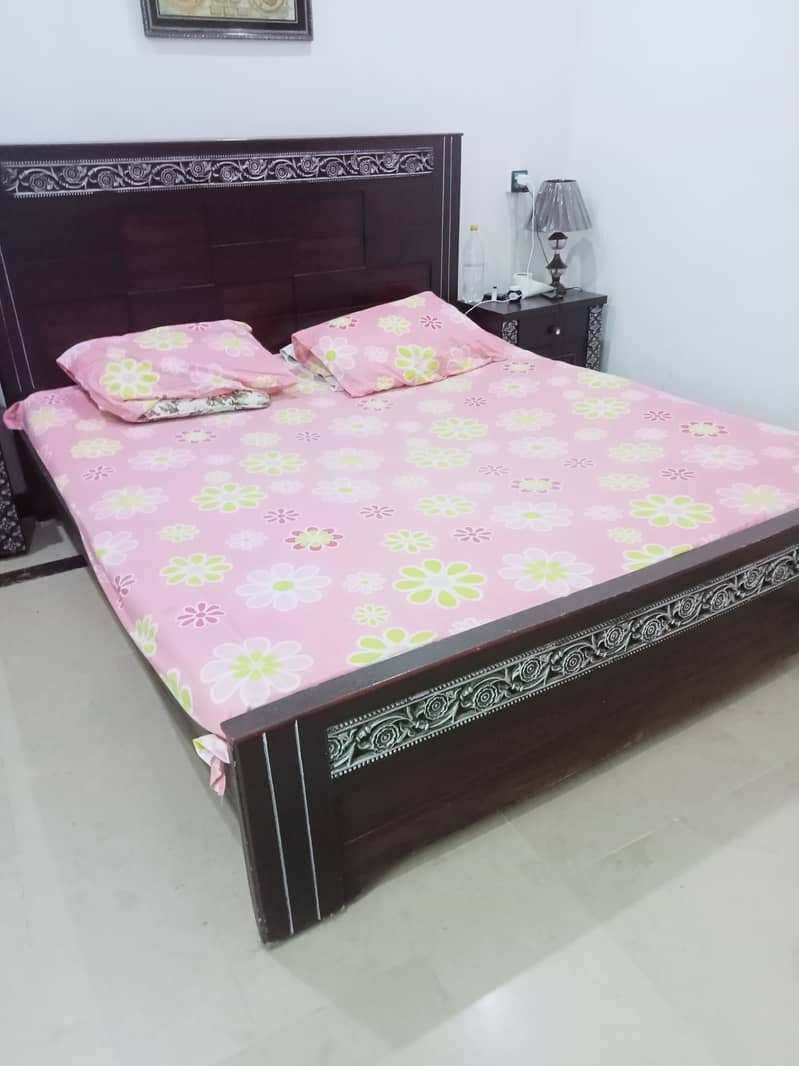 Good condition king size bed set 8