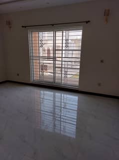 10 MARLA HOUSE AVAILABLE FOR RENT IN TULIP BLOCK BAHRIA TOWN LAHORE