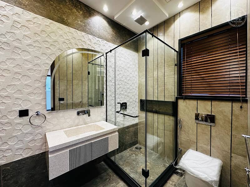 Elegant 10 Marla Full Basement House in Prime Location - Modern Design and Finishes 5