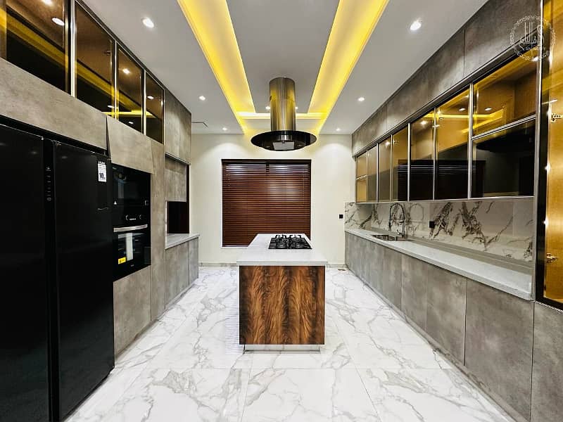 Elegant 10 Marla Full Basement House in Prime Location - Modern Design and Finishes 6