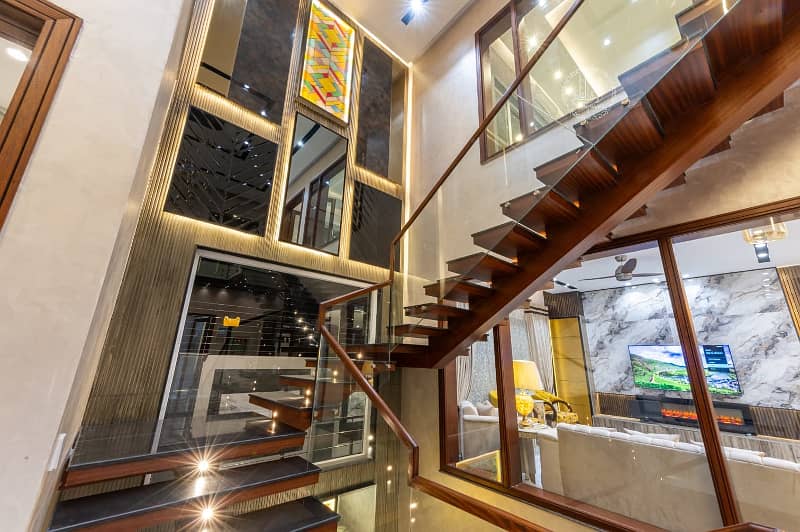 Elegant 10 Marla Full Basement House in Prime Location - Modern Design and Finishes 10