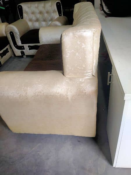 sofa complete set for sale in new condition 4