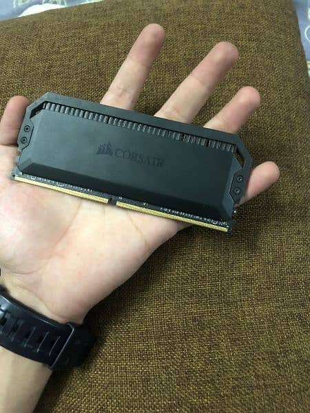 corsair dominator 16gb (3000mhz) 0