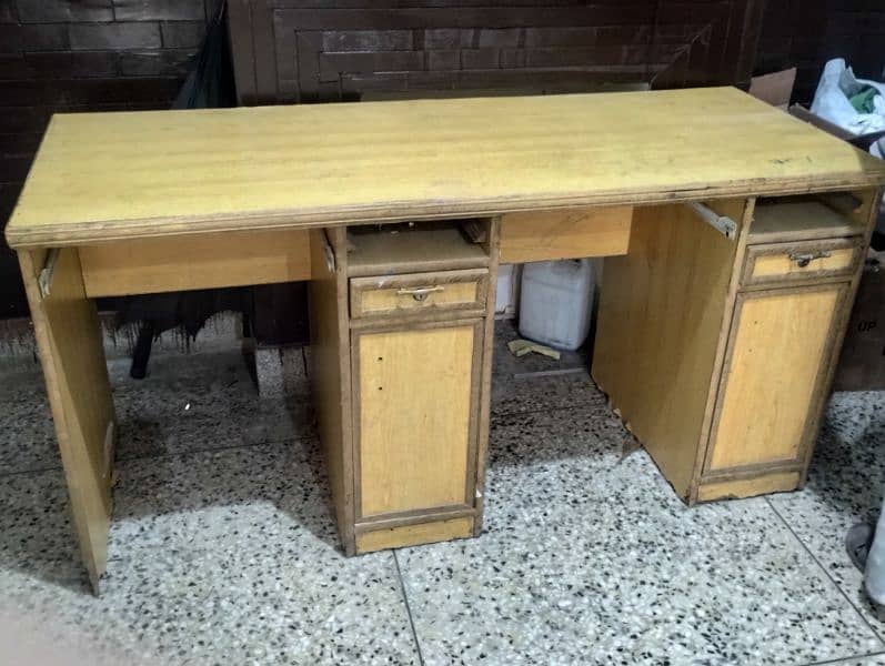 selling double computer table 1