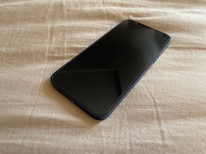 iphone 12 10/10 condition 6