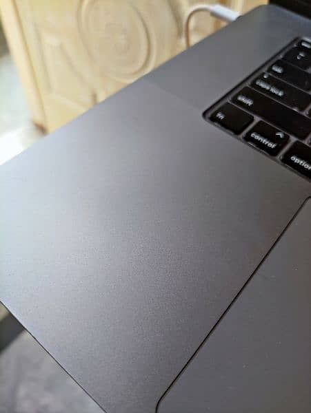 MacBook pro 16 2019 - i7, 4gb card, 16gb ram, 512 ssd 1