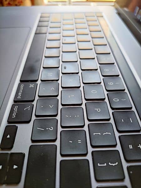 MacBook pro 16 inch 2019 - i7, 4gb card, 16gb ram, 512 ssd 3