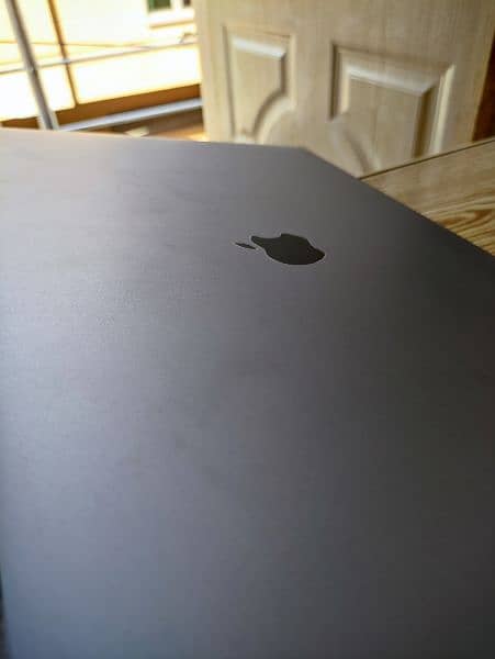 MacBook pro 16 inch 2019 - i7, 4gb card, 16gb ram, 512 ssd 4