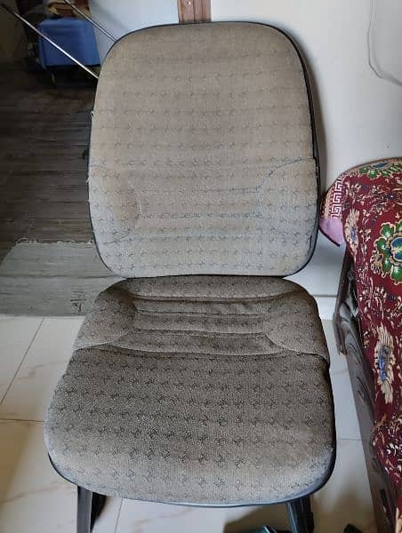 Ottoman Type Chair In Good Condition 1