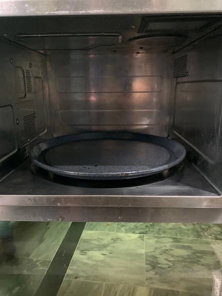Microwave for sale in good and decent condition 3