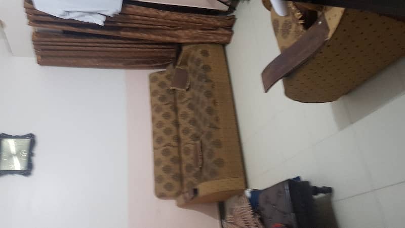 Ground Floor Portion For Sale At Pib Colony Near Cresent Grammer School Karachi 4