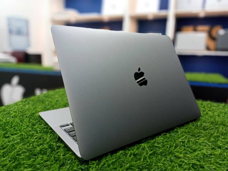 MacBook Pro M1 8gb 512gb space grey 10/10 condition under warranty 1