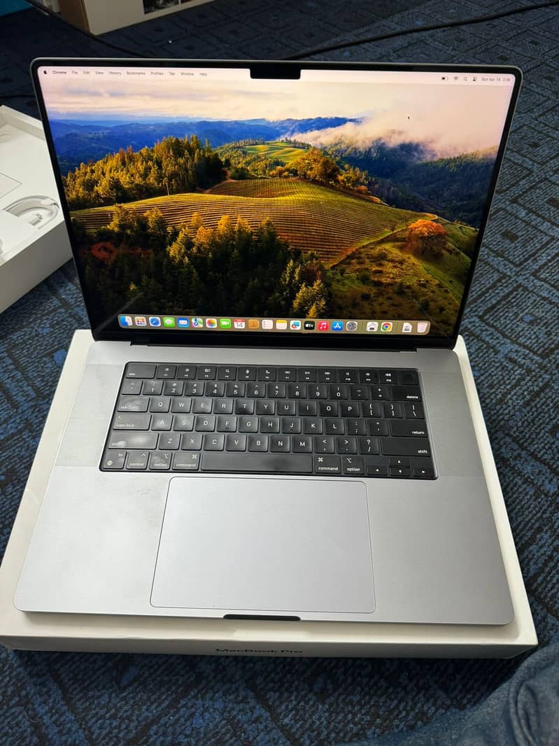 Apple MacBook M1 Max 16" - 32GB RAM, 1TB SSD 1