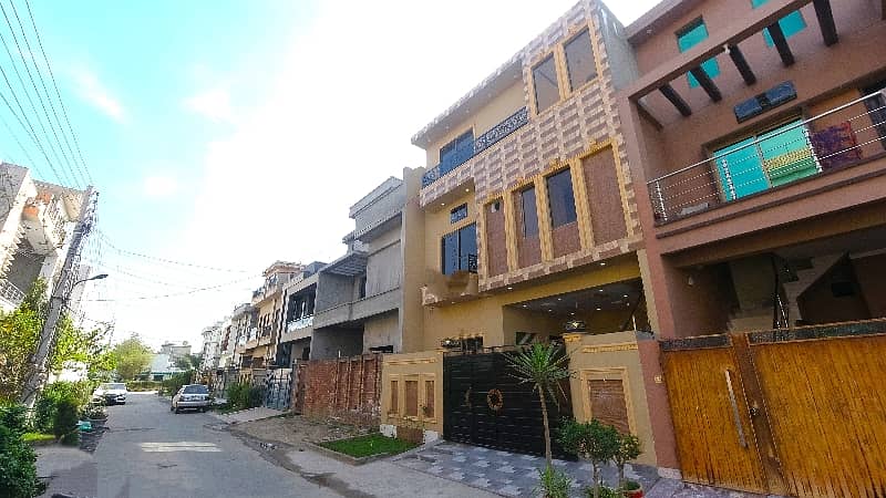 Prominently-Located House Available In Bismillah Housing Scheme - Block B For Sale 1