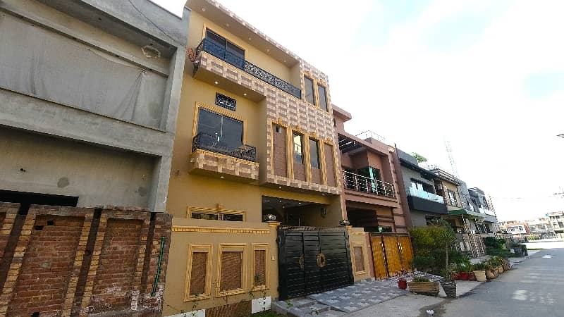 Prominently-Located House Available In Bismillah Housing Scheme - Block B For Sale 2