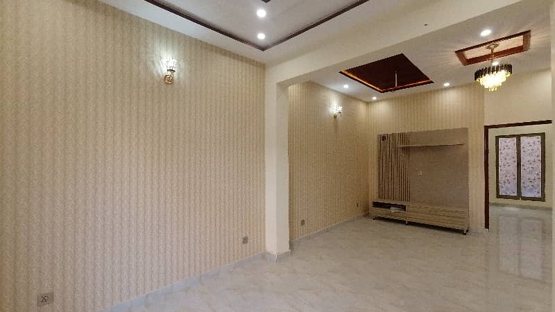 Prominently-Located House Available In Bismillah Housing Scheme - Block B For Sale 7