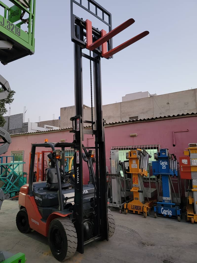 TOYOTA 3 Ton Forklift Lifter Forklifter for Sale in Karachi Pakistan 8