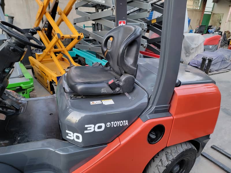 TOYOTA 3 Ton Forklift Lifter Forklifter for Sale in Karachi Pakistan 14