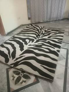 I'm selling my rug with zebra print.