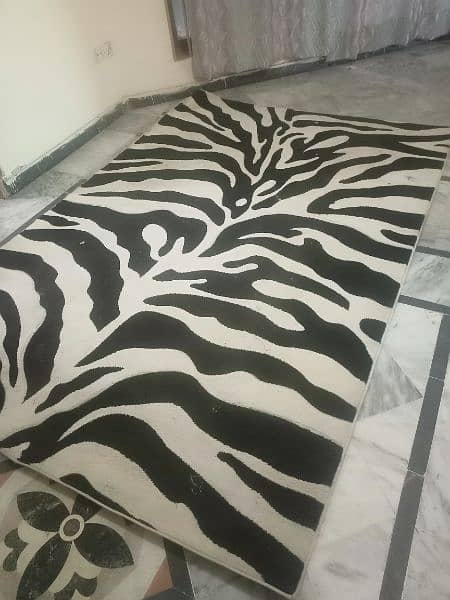 I'm selling my rug with zebra print. 1