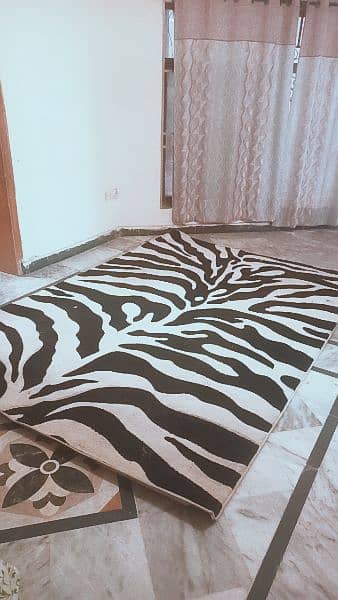 I'm selling my rug with zebra print. 2