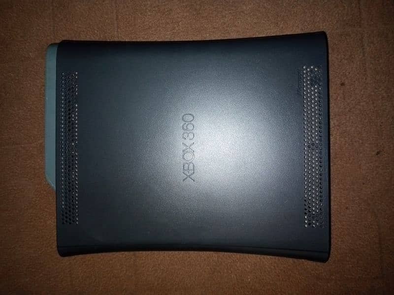 Xbox 360 console in good condition. 2