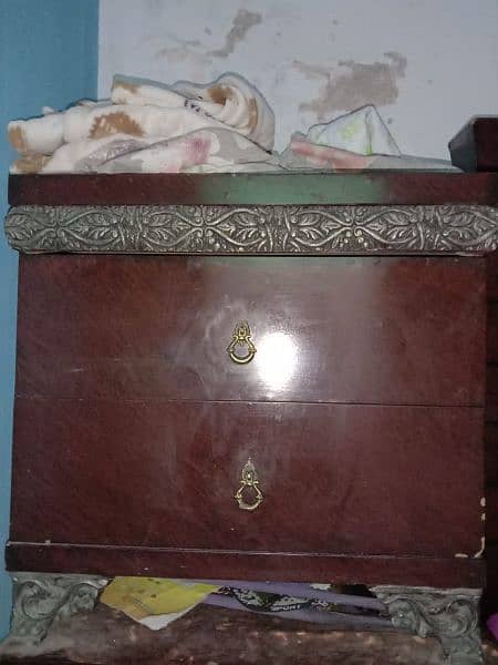 Bed set 2 side table 1 dressing table good condition 3