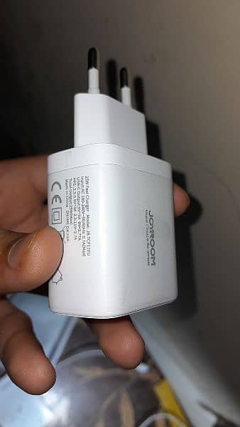 charge your Samsung or iPhone with this international branded charger 2