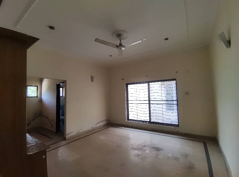1 Kanal Upper Portion with Seperate Gate & Parking 3 Bed Rooms Tv Lounge, Kitchen Store Room Servant Quarter 26