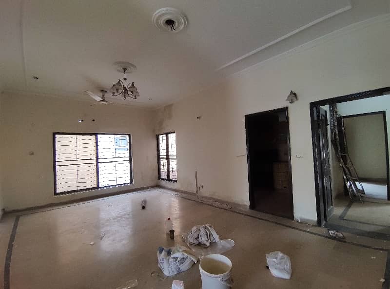 1 Kanal Upper Portion with Seperate Gate & Parking 3 Bed Rooms Tv Lounge, Kitchen Store Room Servant Quarter 37