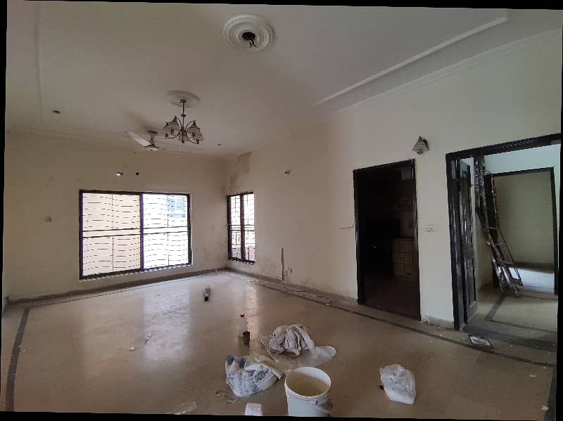 1 Kanal Upper Portion with Seperate Gate & Parking 3 Bed Rooms Tv Lounge, Kitchen Store Room Servant Quarter 34
