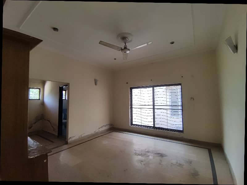 1 Kanal Upper Portion with Seperate Gate & Parking 3 Bed Rooms Tv Lounge, Kitchen Store Room Servant Quarter 38