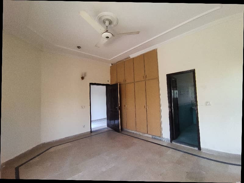 1 Kanal Upper Portion with Seperate Gate & Parking 3 Bed Rooms Tv Lounge, Kitchen Store Room Servant Quarter 23