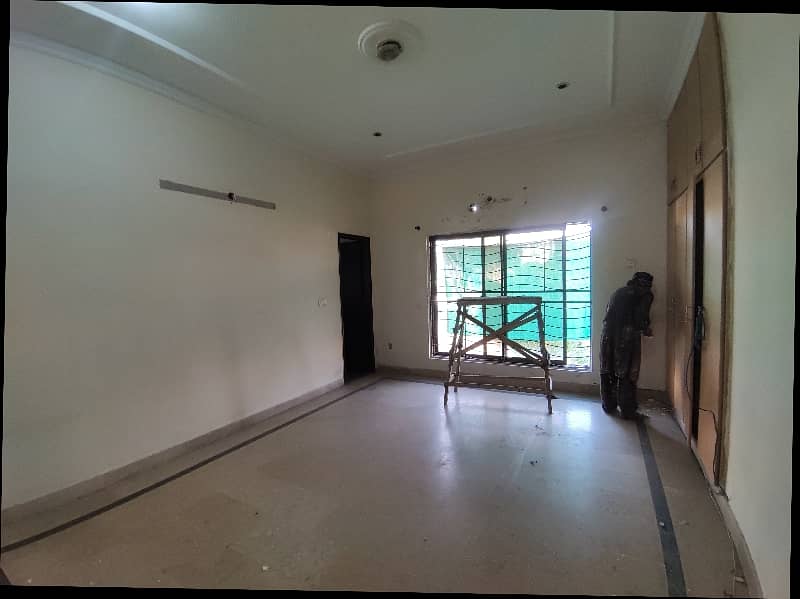 1 Kanal Upper Portion with Seperate Gate & Parking 3 Bed Rooms Tv Lounge, Kitchen Store Room Servant Quarter 33